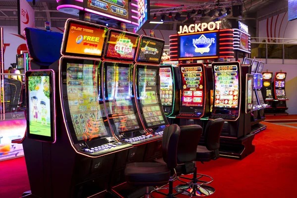 singamas slot game interface showing payout table and spin controls on mobile